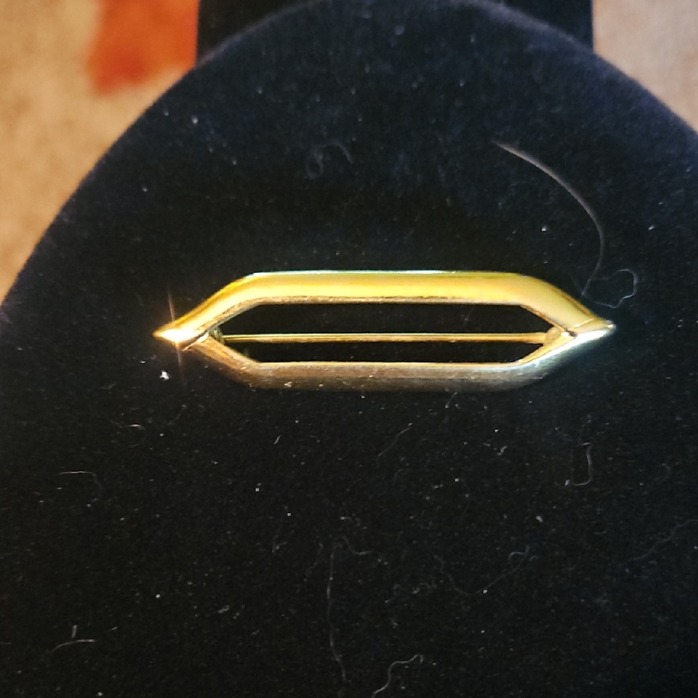 Elegant Vintage Trifari Gold Tone Brooch